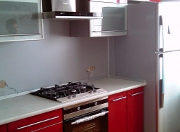 Угловая кухня в красном цвете